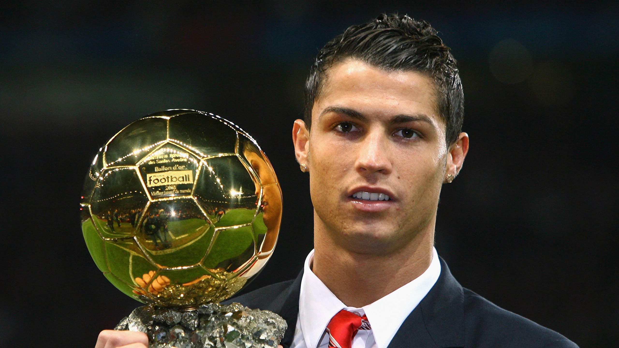 马刺狂胜热火，莫兰特在德甲争冠战接管比赛，体育精神的全球交响